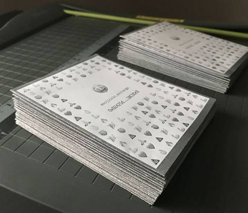 一旦你拥有了钱包，你可以选择把这 5 美金的垃圾币直接跟游戏里的一个官方银行兑成 xDai 提现走人，也可以选择用这 5 美金的垃圾币去买卖表情包，尝试赚到更多的钱。每个帐户最多可以通过买卖垃圾币从官方银行里套现 100 美元的 xDai。